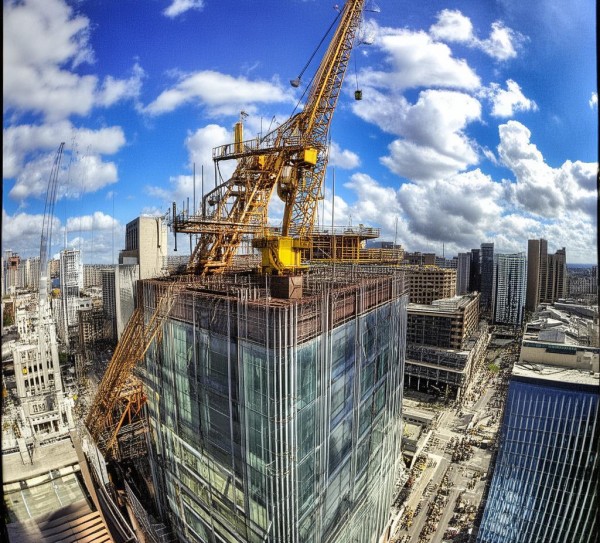 航拍视角下的万豪商贸总部一期三标段，城市新地标建设中的动态图景